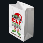 Moyen Joli sac cadeau Noël "Elf Watching"<br><div class="desc">Faites votre emballage facile cette année avec un sac cadeau de vacances "Elf Watching" mignon et coloré. Choisissez parmi plusieurs tailles différentes et assurez-vous de customiser le dos.</div>