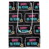 Moyen Neon 85th Birthday Sign On Brick Medium Cadeau sac (Dos)