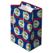 Moyen Sac à cadeau avec le drapeau du Belize (Dos Angle)