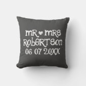 Mr. en Mrs. Chalkboard bruiloft buitenshuis werpt  Buitenkussen (Voorkant)