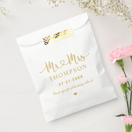 Mr en Mrs Gold Heart Script Personalized Wedding Bedankzakje (Gezegeld)