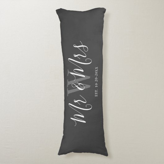 Mr. en Mrs. Gray White Script Custom Monogram Lichaamskussen (Voorkant Verticaal)