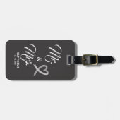 Mr. en Mrs Monogram Black and White Wedding Bagagelabel (Voorkant horizontaal)