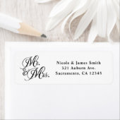 Mr. & Mrs Black White Script Wedding Invitation Etiket (Insitu)