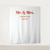 Mr. & Mrs. Bold Orange Typography Wedding Backdrop Wandkleed (Voorkant)