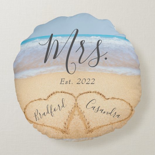Mr. Mrs. Dusty Blue Beach Couples Hearts Sand Rond Kussen (Achterkant)