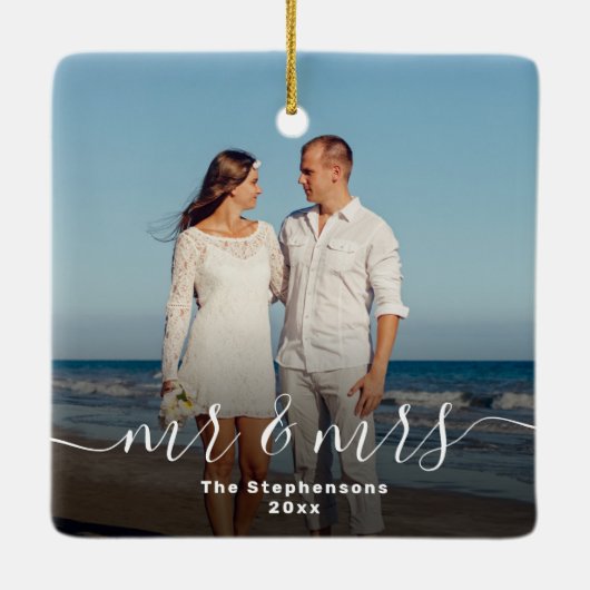 Mr & Mrs Elegant Script Overlay dubbelzijdige foto Keramisch Ornament (Achterkant)