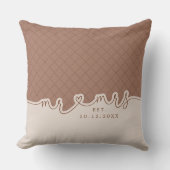Mr Mrs Heart Script Mocha Beige Trouwkussen Kussen (Voorkant)