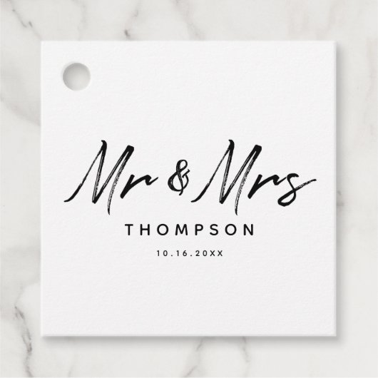 Mr. & Mrs Modern Black White Script Wedding Bedankjes Labels (Voorkant)