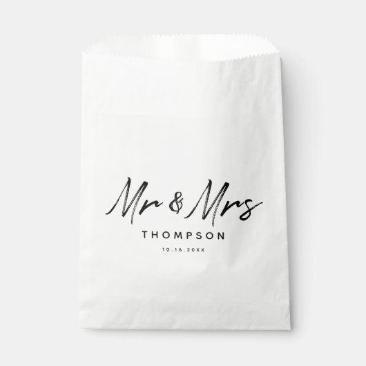 Mr. & Mrs Modern Black White Script Wedding Bedankzakje (Voorkant)