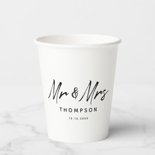 Mr. & Mrs Modern Black White Script Wedding Papieren Bekers (Achterkant)