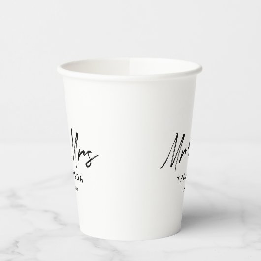 Mr. & Mrs Modern Black White Script Wedding Papieren Bekers (Links)
