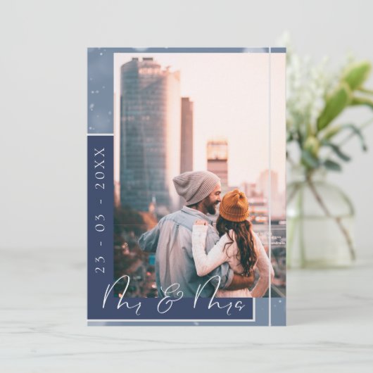 Mr & Mrs Navy Blue White Script Foto Save The Date (Staand voorkant)