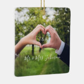 Mr & Mrs. Onze eerste kerstfoto Keramisch Ornament (Rechts)