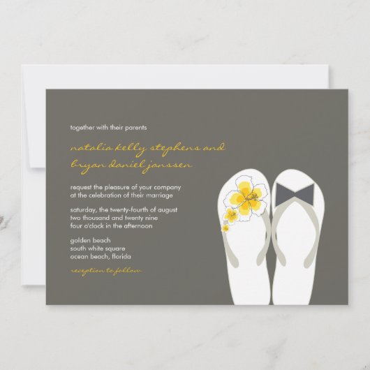 Mr & Mrs Yellow Teenslippers Beach Bruiloft Uitnod Kaart (Voorkant)
