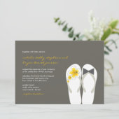 Mr & Mrs Yellow Teenslippers Beach Bruiloft Uitnod Kaart (Staand voorkant)