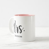 Mrs Black Modern Script Custom Wedding Tweekleurige Koffiemok (Voorkant links)