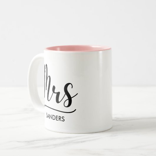 Mrs Black Modern Script Custom Wedding Tweekleurige Koffiemok (Voorkant links)