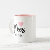 Mrs. Black Modern Script Pink Heart Custom Wedding Tweekleurige Koffiemok (Voorkant links)