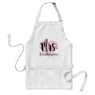 Mrs Black Script Monogram Pink Heart Wedding Standaard Schort
