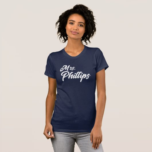 Mrs Bride Retro Script Aangepaste naam T-shirt (Voorkant volledig)
