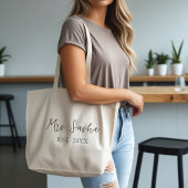Mrs. Last Name Est Year - mrs. calligraphy script Grote Tote Bag