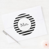 Mrs. met zwarte en witte strepen ronde sticker (Envelop)
