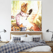 "Mrs Mouse Cleans Pots and Pans" van Beatrix Potte Canvas Afdruk (Insitu (Slaapkamer))