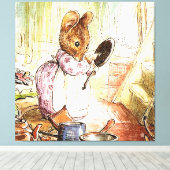 "Mrs Mouse Cleans Pots and Pans" van Beatrix Potte Canvas Afdruk (Insitu (Houten vloer))