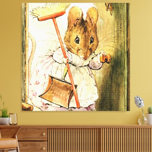 "Mrs Mouse Sweeps the Dollhouse" van Beatrix Potte Canvas Afdruk (Insitu (Woonkamer))