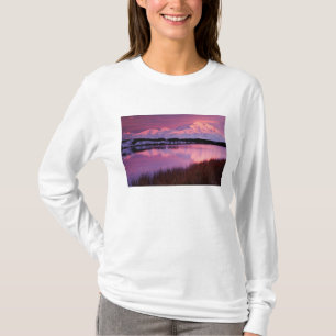 Mt. Denali bij zonsondergang vanuit Reflection Pon T-shirt