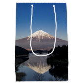 Mt Fuji Lake Reflection Medium Cadeauzakje (Achterkant)