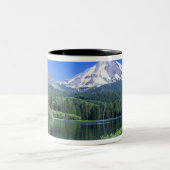 Mt. Lassen stijgt boven Manzanita Lake Tweekleurige Koffiemok (Center)