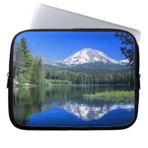 Mt. Lassen verrijst boven Manzanita Lake Laptop Sleeve