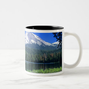 Mt. Lassen verrijst boven Manzanita Lake Tweekleurige Koffiemok