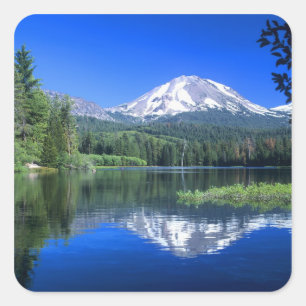 Mt. Lassen verrijst boven Manzanita Lake Vierkante Sticker