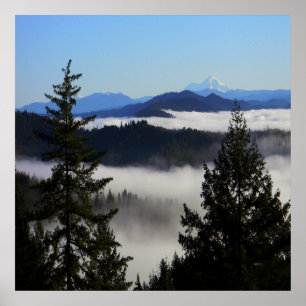 Mt. Shasta voorbij de mist... Poster