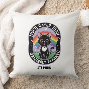 Much Gayer – Grappige Schattigee zwarte kat LGBTQ Kussen