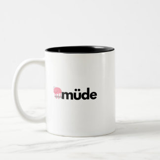 Müde – Minimalist German Word Funny Coffee Mug Tweekleurige Koffiemok