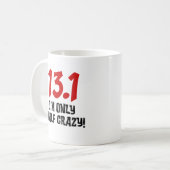 Mug 13,1 Demi de marathon seulement à moitié fou (Devant gauche)
