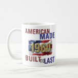 Mug 1960 American Made 60th Birthday<br><div class="desc">Cette idée de cadeau d'anniversaire drôle et unique a le drapeau américain et dit "fait américain,  construit à dernier". L'idée de cadeau parfait pour les mères ou les papes conservatrices et républicaines !</div>