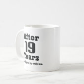 Mug 19ème Anniversaire (drôle) (Devant gauche)