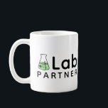 Mug #1 Appartenance au laboratoire Science Friend Erle<br><div class="desc">Cette tasse indique "#1 Lab Partner" avec un flacon Erlenmeyer avec les mots "#1" dessus,  comme si vous étiquetiez un échantillon dans le laboratoire scientifique. Idéal pour les étudiants de niveau collégial en chimie ou les collègues d'un laboratoire local.</div>