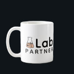 Mug #1 Appartenance au laboratoire Science Friend Erle<br><div class="desc">Cette tasse indique "#1 Lab Partner" avec un flacon Erlenmeyer avec les mots "#1" dessus, comme si vous étiquetiez un échantillon dans le laboratoire scientifique. Idéal pour les étudiants de niveau collégial en chimie ou les collègues d'un laboratoire local.</div>