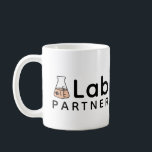 Mug #1 Appartenance au laboratoire Science Friend Erle<br><div class="desc">Cette tasse indique "#1 Lab Partner" avec un flacon Erlenmeyer avec les mots "#1" dessus,  comme si vous étiquetiez un échantillon dans le laboratoire scientifique. Idéal pour les étudiants de niveau collégial en chimie ou les collègues d'un laboratoire local.</div>
