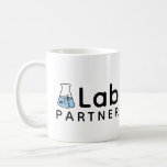 Mug #1 Appartenance au laboratoire Science Friend Erle<br><div class="desc">Cette tasse indique "#1 Lab Partner" avec un flacon Erlenmeyer avec les mots "#1" dessus,  comme si vous étiquetiez un échantillon dans le laboratoire scientifique. Idéal pour les étudiants de niveau collégial en chimie ou les collègues d'un laboratoire local.</div>