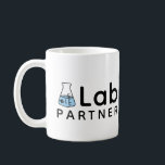 Mug #1 Appartenance au laboratoire Science Friend Erle<br><div class="desc">Cette tasse indique "#1 Lab Partner" avec un flacon Erlenmeyer avec les mots "#1" dessus, comme si vous étiquetiez un échantillon dans le laboratoire scientifique. Idéal pour les étudiants de niveau collégial en chimie ou les collègues d'un laboratoire local.</div>