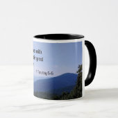 Mug 1 Timothée 6:6 Mais la piété avec le contentement (Devant droit)