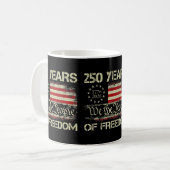 Mug 250 Ans de Liberté 1776-2026 Nous Le Peuple Drapea (Devant gauche)