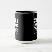 Mug 25 ans en arrière pour toujours aller 25e annivers (Centre)